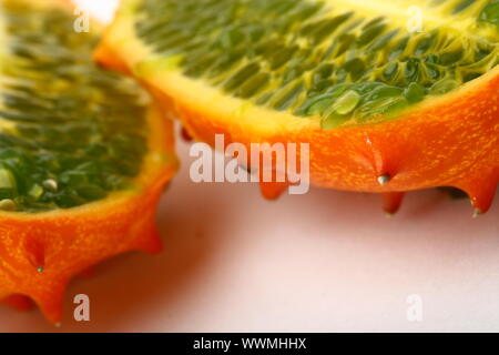 Cucumis metuliferus kiwano sur fond blanc Banque D'Images