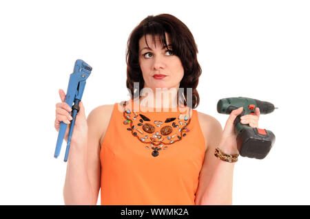 Femme avec un tournevis et une clé dynamométrique Banque D'Images