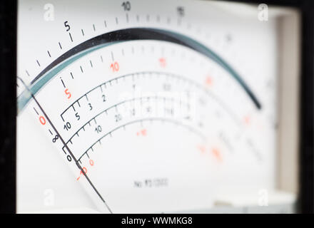 Macro-vision de compteur électrique analogique dial Banque D'Images