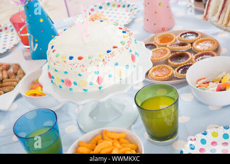 Réglage de la table de fête d'anniversaire avec de la nourriture Banque D'Images