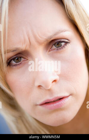 Head shot of woman scowling Banque D'Images