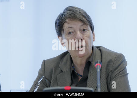 Potočnik, commissaire européen à l'Environnement et ministre fédéral allemand de l'Hendricks lors d'une conférence de presse à Berlin. Banque D'Images