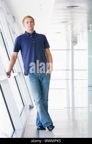 Man Standing in corridor Banque D'Images