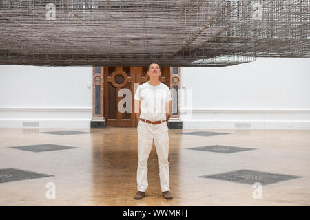 Royal Academy of Arts, Londres, Royaume-Uni. 16 septembre 2019. Sculpteur britannique de renommée internationale Antony Gormley (b. 1950) photographié dans sa nouvelle grande exposition à la RA. L'exposition est la plus importante exposition solo au Royaume-Uni depuis plus de 10 ans, réunissant les anciennes et les nouvelles œuvres, spécialement conçue à partir de dessins et sculptures d'environnements expérientiels dans tous les 13 chambres de l'AR. Image : Antony Gormley aux côtés de son installation massive 'Matrix'. Credit : Malcolm Park/Alamy Live News. Banque D'Images