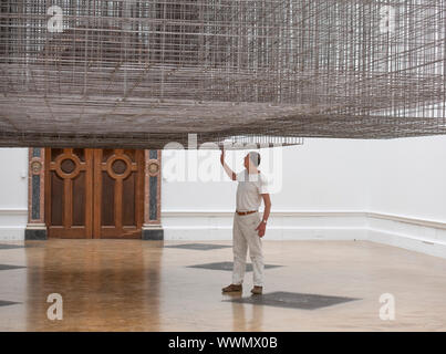 Royal Academy of Arts, Londres, Royaume-Uni. 16 septembre 2019. Sculpteur britannique de renommée internationale Antony Gormley (b. 1950) photographié dans sa nouvelle grande exposition à la RA. L'exposition est la plus importante exposition solo au Royaume-Uni depuis plus de 10 ans, réunissant les anciennes et les nouvelles œuvres, spécialement conçue à partir de dessins et sculptures d'environnements expérientiels dans tous les 13 chambres de l'AR. Image : Antony Gormley aux côtés de son installation massive 'Matrix'. Credit : Malcolm Park/Alamy Live News. Banque D'Images