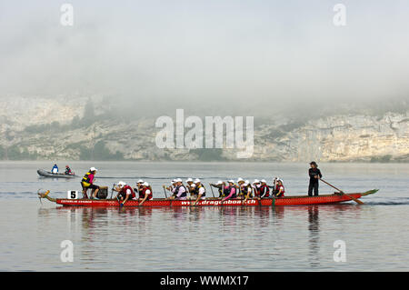 Dans l'équipage du bateau-dragon sur le Lac de Joux Banque D'Images