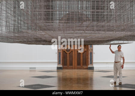 Royal Academy of Arts, Londres, Royaume-Uni. 16 septembre 2019. Sculpteur britannique de renommée internationale Antony Gormley (b. 1950) photographié dans sa nouvelle grande exposition à la RA. L'exposition est la plus importante exposition solo au Royaume-Uni depuis plus de 10 ans, réunissant les anciennes et les nouvelles œuvres, spécialement conçue à partir de dessins et sculptures d'environnements expérientiels dans tous les 13 chambres de l'AR. Image : Antony Gormley aux côtés de son installation massive 'Matrix'. Credit : Malcolm Park/Alamy Live News. Banque D'Images