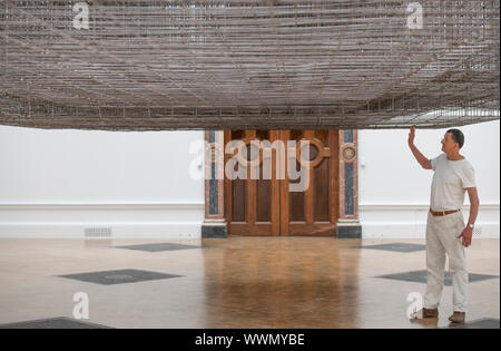 Royal Academy of Arts, Londres, Royaume-Uni. 16 septembre 2019. Sculpteur britannique de renommée internationale Antony Gormley (b. 1950) photographié dans sa nouvelle grande exposition à la RA. L'exposition est la plus importante exposition solo au Royaume-Uni depuis plus de 10 ans, réunissant les anciennes et les nouvelles œuvres, spécialement conçue à partir de dessins et sculptures d'environnements expérientiels dans tous les 13 chambres de l'AR. Image : Antony Gormley aux côtés de son installation massive 'Matrix'. Credit : Malcolm Park/Alamy Live News. Banque D'Images