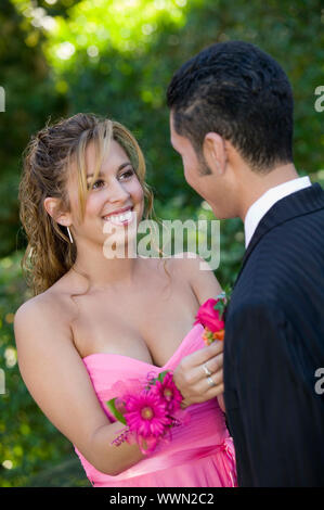 Woman Pinning boutonnière sur la date Banque D'Images