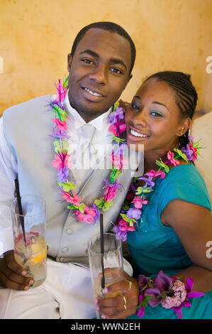 Couple Drinking et portant des Leis Banque D'Images