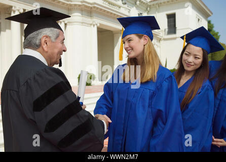 Poignée de mains supérieures et la réception d'un diplôme Banque D'Images