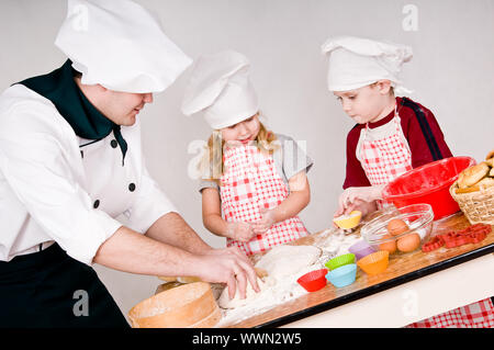 Chef apprend aux enfants à pétrir la pâte Banque D'Images