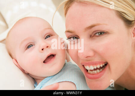 La mère et le bébé à l'intérieur smiling Banque D'Images