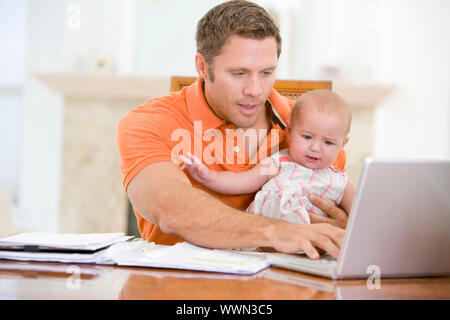 Le père et le bébé en salle à manger avec coffre Banque D'Images