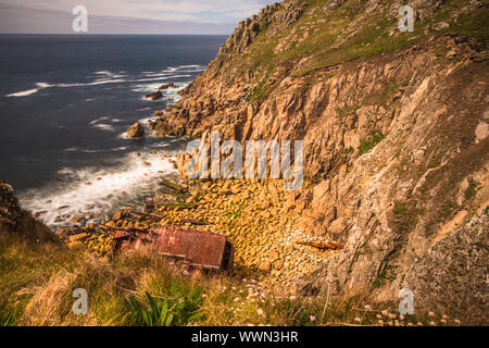 L'épave de navire naufragé le RMS Mülheim à la base des falaises au château d'Zawn près de Land's End, Cornwall, Angleterre. UK. Banque D'Images