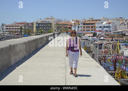 Femme au port de Playa San Juan Banque D'Images