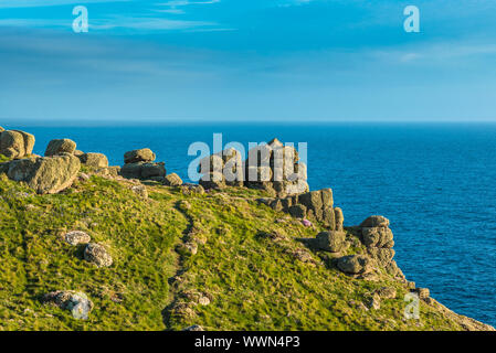 Vues vers Zawn Trevilley et carn Boel près de Lands End en Cornouailles, Angleterre, Royaume-Uni. Banque D'Images