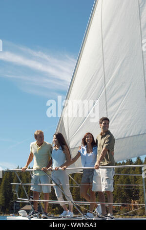 Friends Standing Together sur voilier Banque D'Images