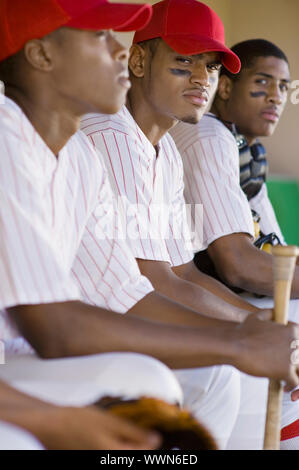 Joueurs de base-ball assis en pirogue Banque D'Images