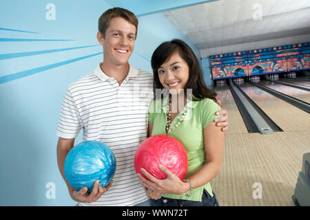 Jeune couple Bowling Banque D'Images