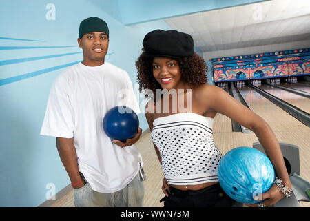 Jeune couple Bowling Banque D'Images