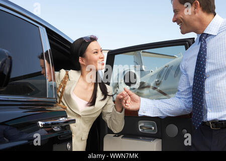 Femme Sortir d'une voiture Banque D'Images