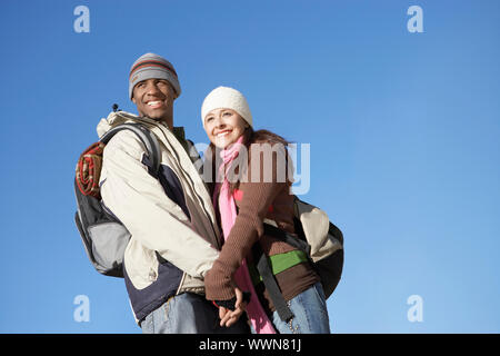 Jeune couple portant des sacs à dos Banque D'Images