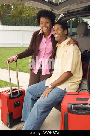 Couple et assurance Comité permanent en minibus Banque D'Images