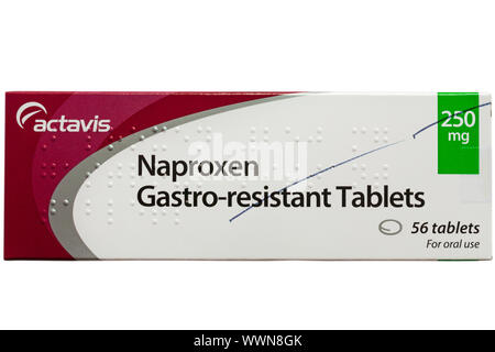 Pack de comprimés gastro-résistants de naproxène par actavis pour usage oral isolé sur fond blanc, anti-inflammatoire et anti-douleur de prescription Banque D'Images