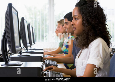Les étudiants dans un laboratoire d'informatique Banque D'Images