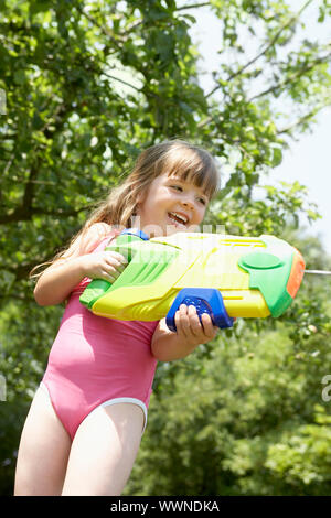 Petite fille Squirt Gun Grand Tir Banque D'Images