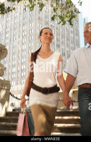 Couple de shopping en ville Banque D'Images