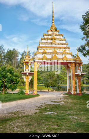 Portes en face de buddist temple à Nai Harn, à Phuket Banque D'Images