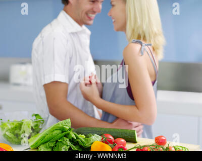 Couple Flirting in Kitchen Banque D'Images