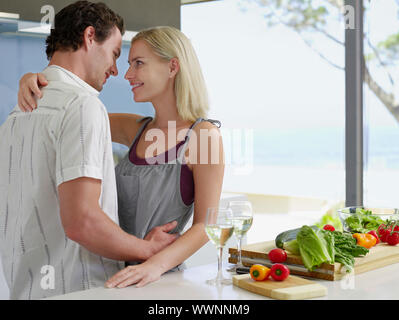 Couple Flirting in Kitchen Banque D'Images