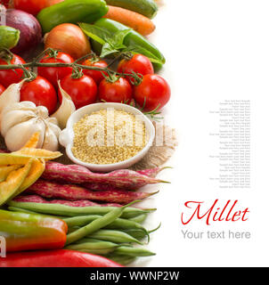 Dans un bol de mil cru et légumes isolated on white Banque D'Images