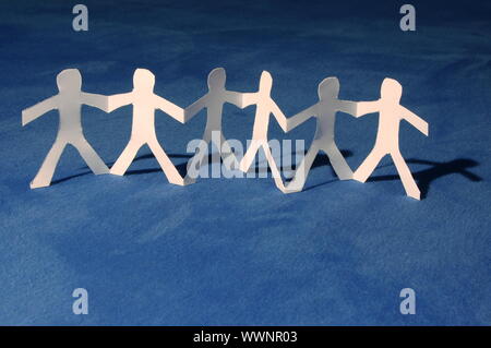 Les gens qui font du papier d'équipe dans leur entreprise Banque D'Images