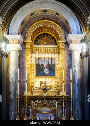 L'église de la Madonna dell'Archetto (Anglais : Notre Dame de la Petite Arche) est un petit oratoire à Rome, en Italie, dans le rione de Trevi. Le titre officiel de l'église Santa Maria est Causa nostrae laetitiae (Anglais : Sainte Marie, cause de notre joie). Il est souvent cité comme étant la plus petite église à Rome - Rome, Italie Banque D'Images