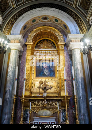 L'église de la Madonna dell'Archetto (Anglais : Notre Dame de la Petite Arche) est un petit oratoire à Rome, en Italie, dans le rione de Trevi. Le titre officiel de l'église Santa Maria est Causa nostrae laetitiae (Anglais : Sainte Marie, cause de notre joie). Il est souvent cité comme étant la plus petite église à Rome - Rome, Italie Banque D'Images