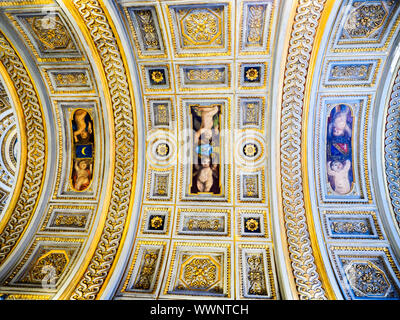 L'église de la Madonna dell'Archetto (Anglais : Notre Dame de la Petite Arche) est un petit oratoire à Rome, en Italie, dans le rione de Trevi. Le titre officiel de l'église Santa Maria est Causa nostrae laetitiae (Anglais : Sainte Marie, cause de notre joie). Il est souvent cité comme étant la plus petite église à Rome - Rome, Italie Banque D'Images