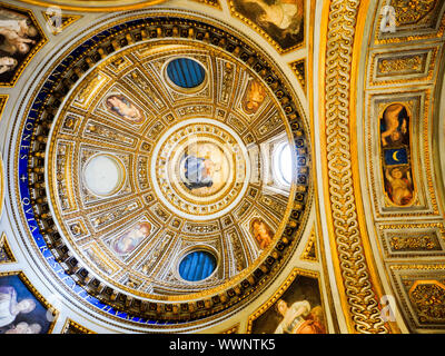 L'église de la Madonna dell'Archetto (Anglais : Notre Dame de la Petite Arche) est un petit oratoire à Rome, en Italie, dans le rione de Trevi. Le titre officiel de l'église Santa Maria est Causa nostrae laetitiae (Anglais : Sainte Marie, cause de notre joie). Il est souvent cité comme étant la plus petite église à Rome - Rome, Italie Banque D'Images