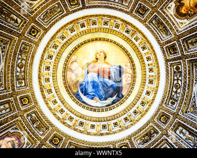 L'église de la Madonna dell'Archetto (Anglais : Notre Dame de la Petite Arche) est un petit oratoire à Rome, en Italie, dans le rione de Trevi. Le titre officiel de l'église Santa Maria est Causa nostrae laetitiae (Anglais : Sainte Marie, cause de notre joie). Il est souvent cité comme étant la plus petite église à Rome - Rome, Italie Banque D'Images