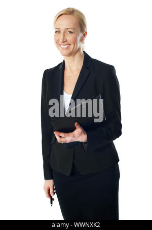 Belle caucasian businesswoman holding clipboard and pen, smiling Banque D'Images