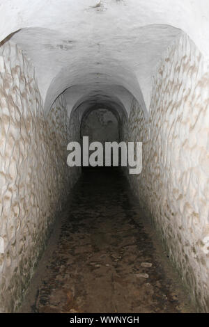 Tunnel menant au cachot dans le château d'Elmina, Ghana alias château St George - un pôle majeur dans la traite transatlantique des esclaves Banque D'Images