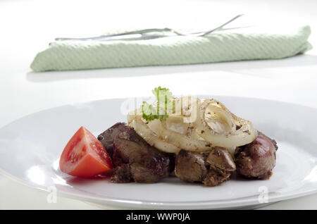 Foie de poulet cru avec oignons et du riz sur une plaque Banque D'Images