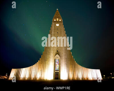 Northern Lights shining sur l'église à Reykjavik Banque D'Images