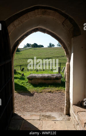 Vue depuis le portail sud de l'église Saint Nicolas, Shangton, Leicestershire, England, UK Banque D'Images