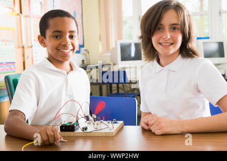 Étudiants en classe avec des projets électroniques Banque D'Images