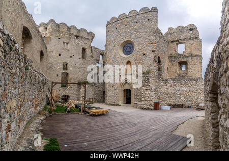 Vue aérienne de la ville médiévale de Beckov château avec cour intérieure et extérieure, cannon Tower, porte du château, chapelle en Slovaquie Banque D'Images