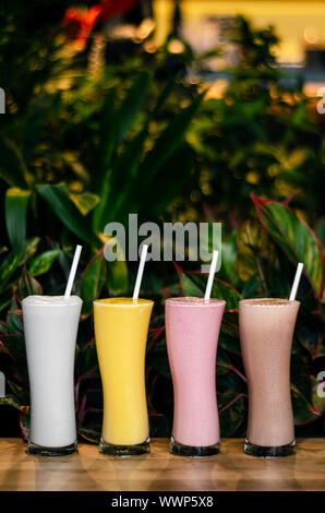Noix de coco biologique mixte, fraise, chocolat et crème glacée mangue milk-shakes Banque D'Images